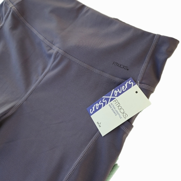 Mid Rise Bike Shorts. Side Pockets and Stretchy Fabric. Breathable. All Day Wear - Picture 3 of 3